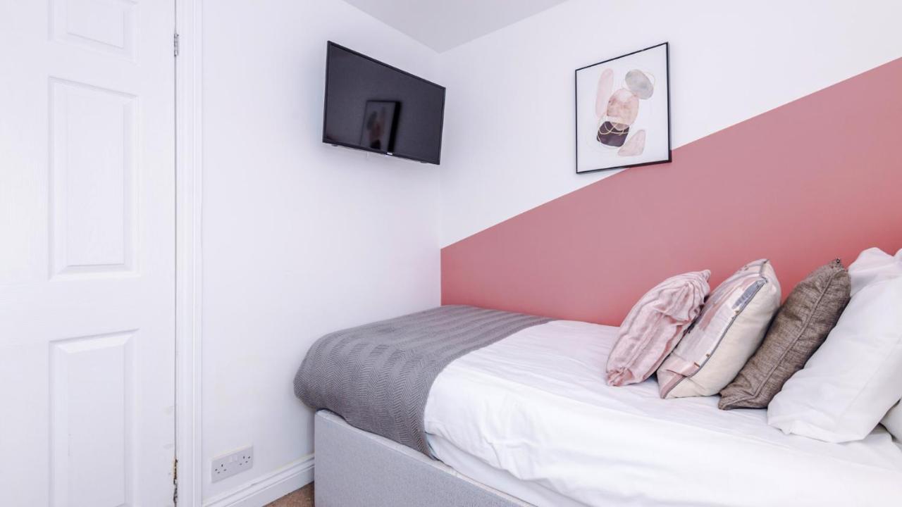 Newhall Road - 4 Bedroom Chester Home - Parking Wervin 外观 照片