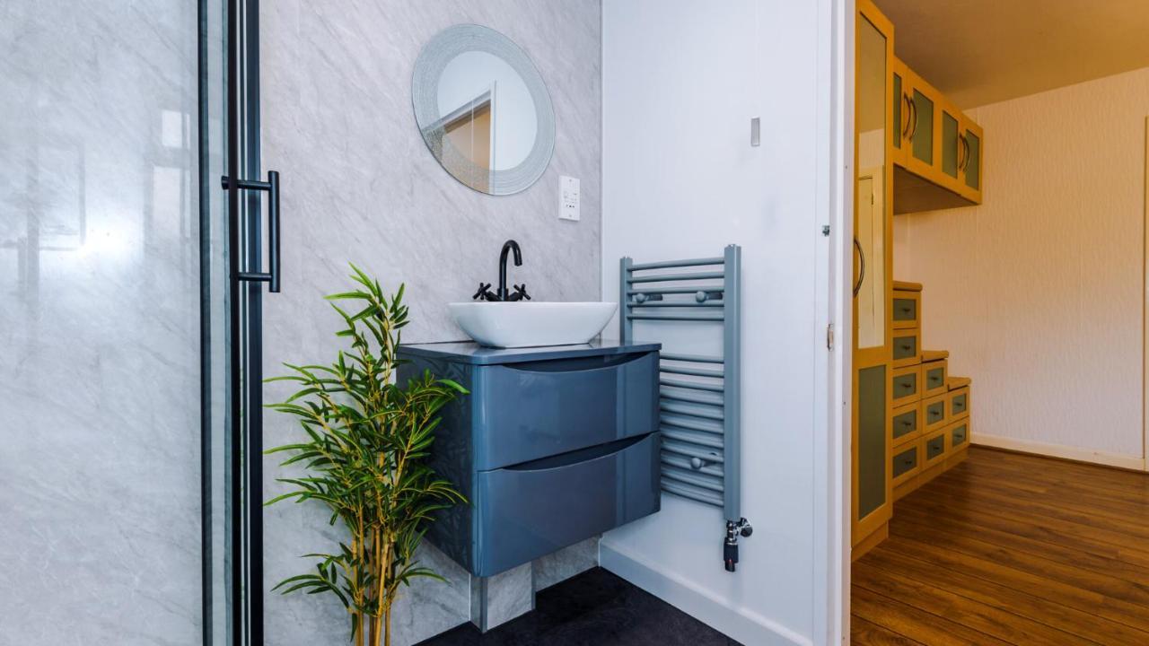 Newhall Road - 4 Bedroom Chester Home - Parking Wervin 外观 照片