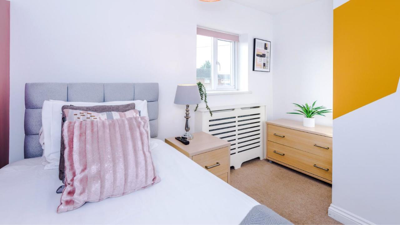 Newhall Road - 4 Bedroom Chester Home - Parking Wervin 外观 照片