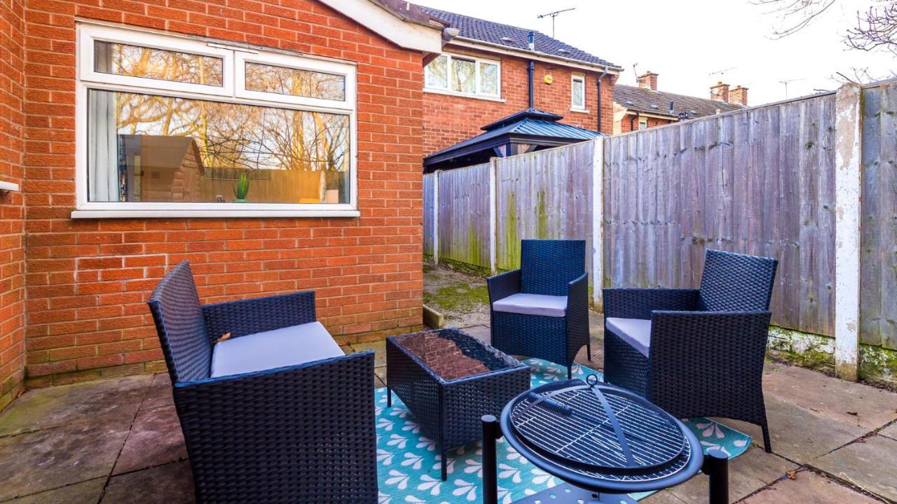 Newhall Road - 4 Bedroom Chester Home - Parking Wervin 外观 照片